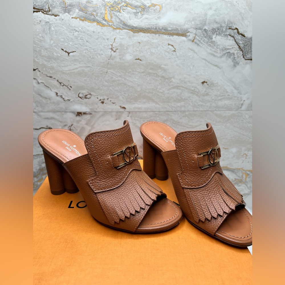 #03210MB Louis Vuitton Sandals Size 34.5